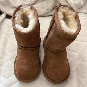 Excellent condition brown Ugg boots size 7 toddler.